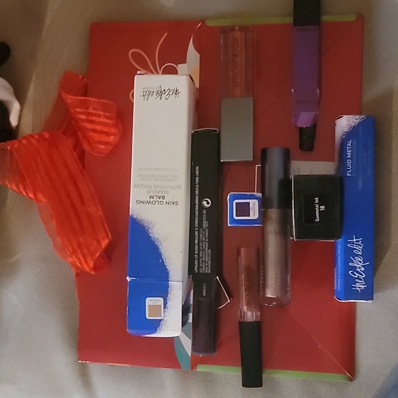 Eye Makeup (liner & shadow) & lip glosses package. - Picture 2 of 4